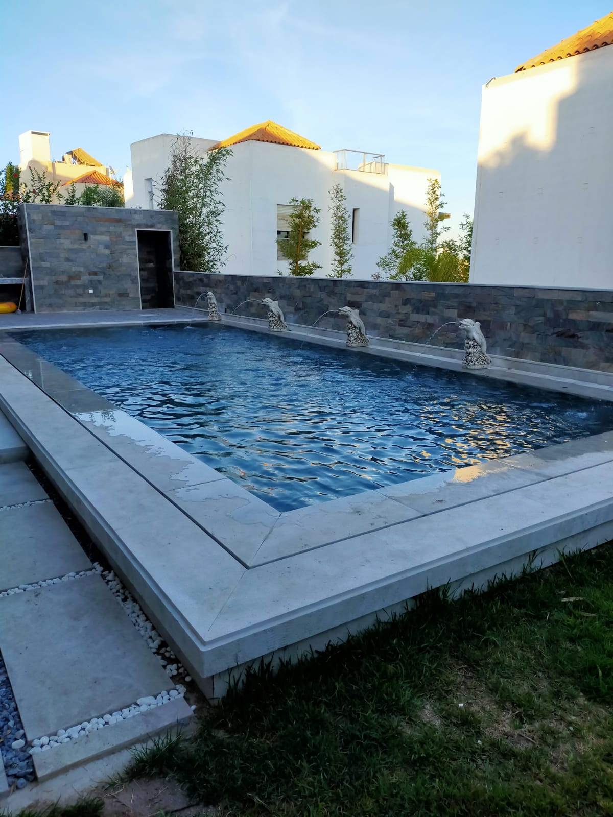 Piscine enterrée et plage en pierre — Harhoura